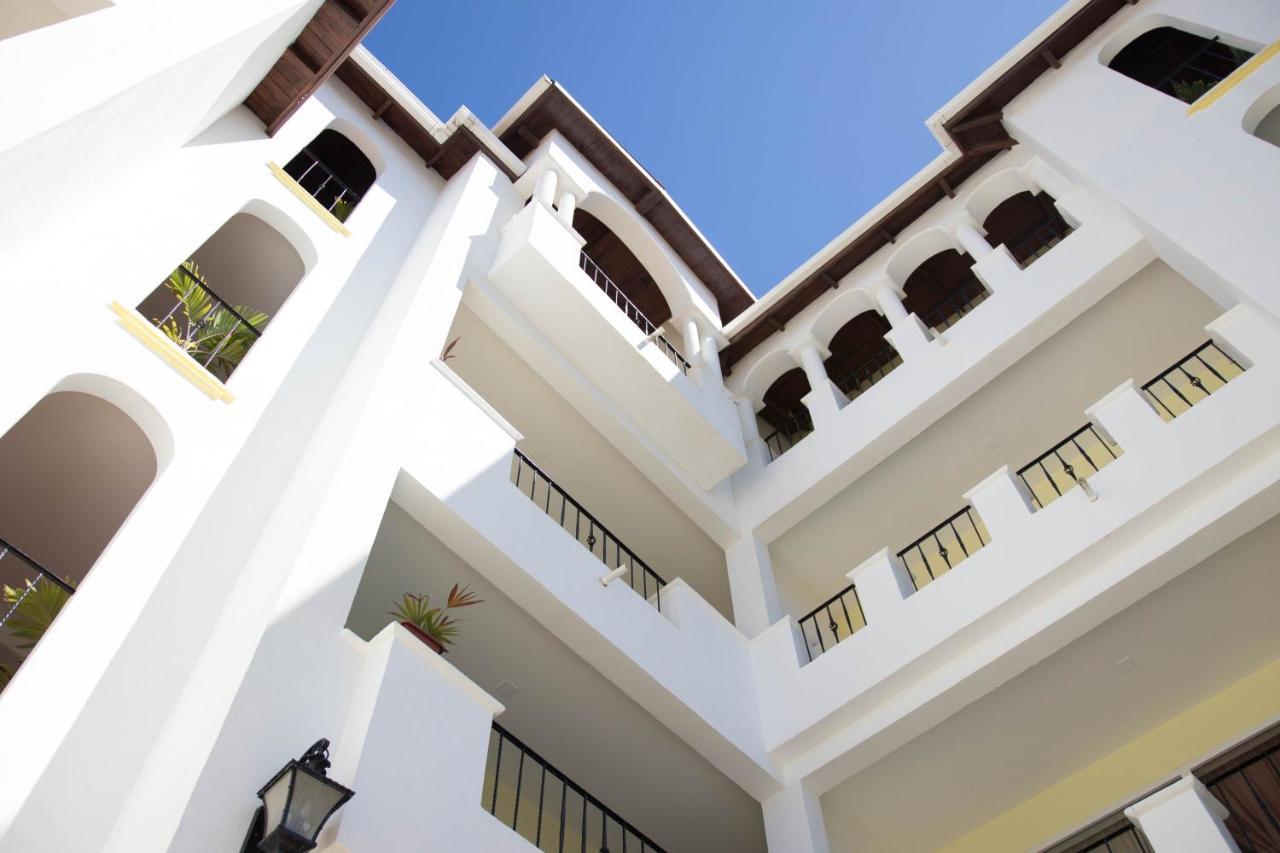 West Bay Colonial Hotel Exterior photo